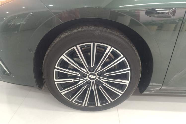Used Geely Galaxy 8 2025 130km EM-P Starship Edition Left Front Wheel Hub