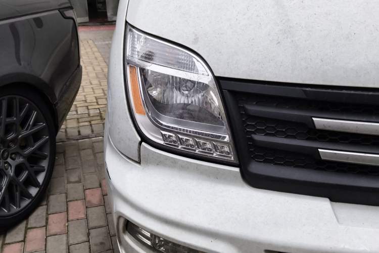 Used SAIC MAXUS Xintu V80 2023 2.0T AMT Classic City Distribution King Short Wheelbase Mid-Roof 3-Seater