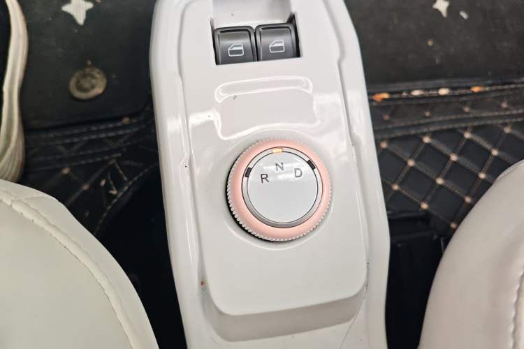 Used Chery QQ Ice Cream 2022 120km Conical Shape Lithium Iron Phosphate
