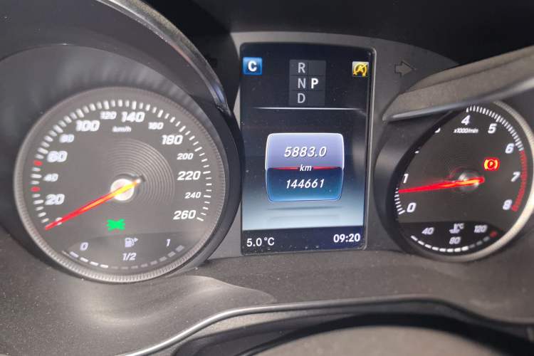 Used Mercedes-Benz GLC 2018 GLC 260 4MATIC Luxury Model Odometer Close Up