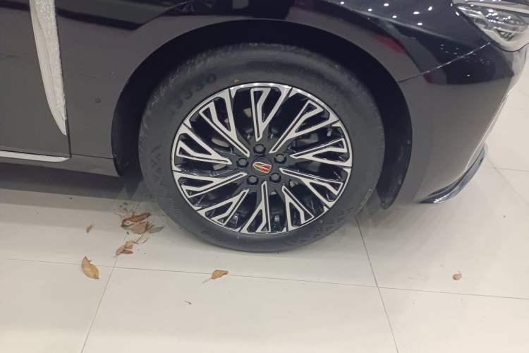 Used Hongqi H5 2025 2.0T Automatic Flag Edition – 500 000 Units Commemorative Version Right Front Wheel Hub