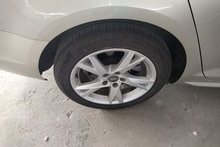 Used Audi A4L 2018 30th Anniversary Edition 40 TFSI Trendy Model Right Rear Wheel Hub