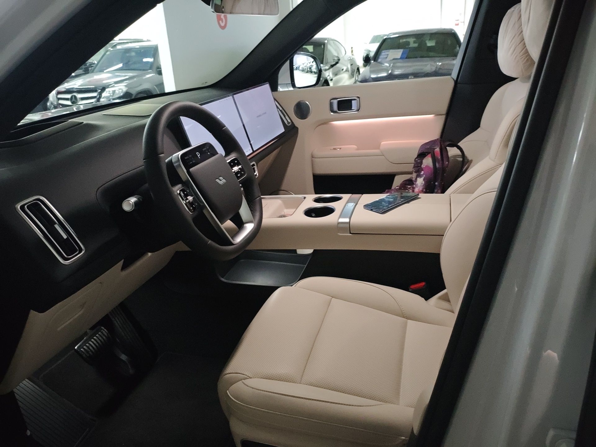 المقاعد الأمامية داخل السيارة