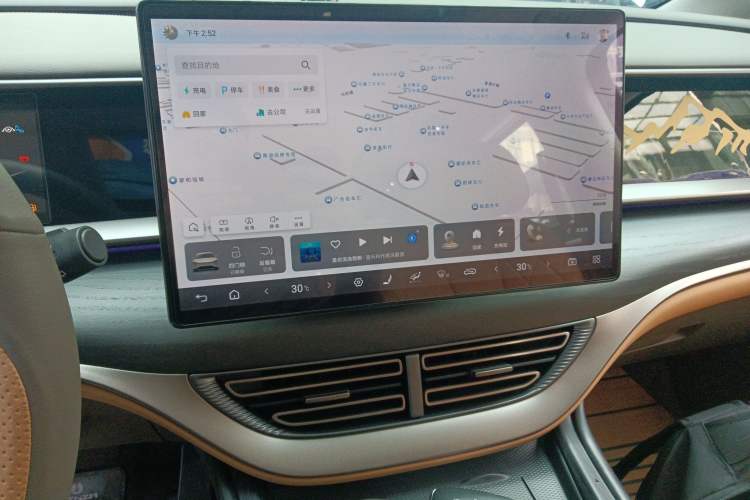 Used Denza D9 2022 DM-i 970 Four-Wheel Drive Flagship Model Audio And AC Panel