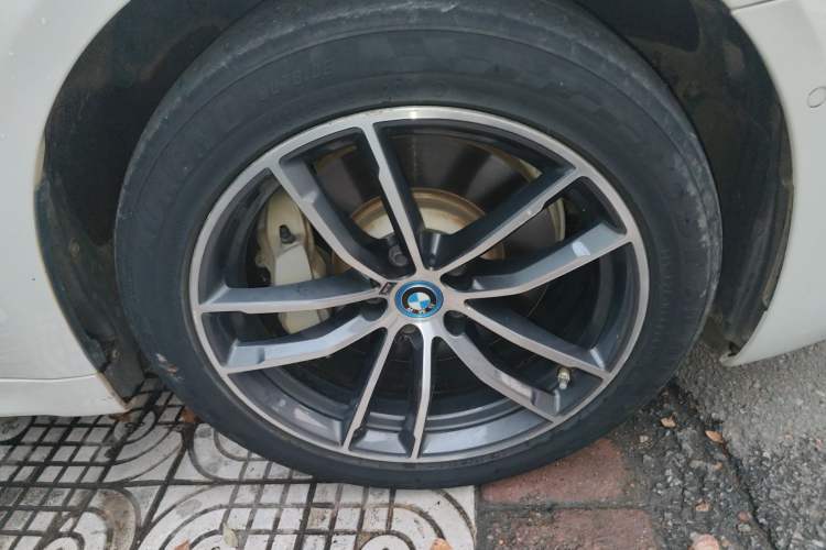 Used BMW 5 Series New Energy 2022 535Le M Sport Package Right Front Wheel Hub