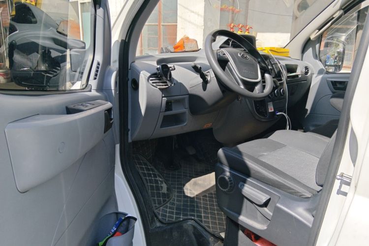 Used SAIC MAXUS Xintu V80 2023 2.0T AMT Classic Aoyuntong Short Wheelbase Ultra-Low Roof 7/8/9-Seater