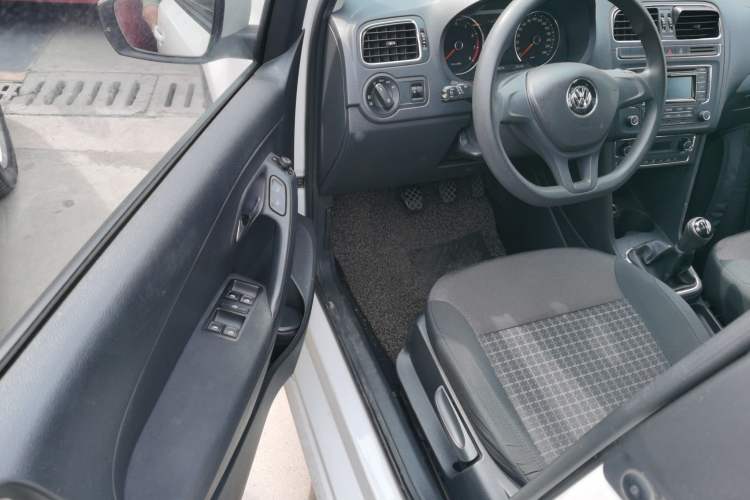 Used Volkswagen Polo 2014 1.6L Manual Comfort Edition
