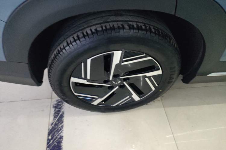 Used Wuling Xingguang S 2024 130 km Flagship Version Right Rear Wheel Hub