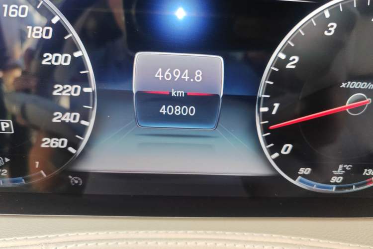 Used Mercedes-Benz Maybach S-Class 2018 S 450 4MATIC Odometer Close Up