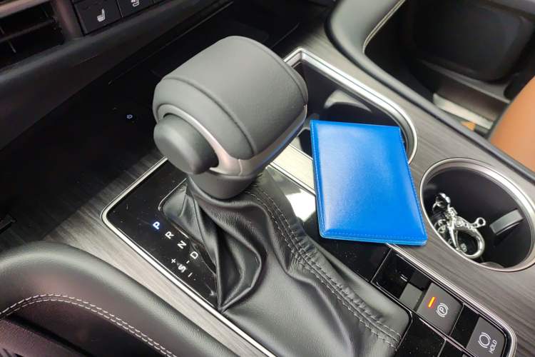 Used Toyota SIENNA 2026 Model 2.5L Dual-Engine Four-Wheel-Drive Premium Edition Gear Lever