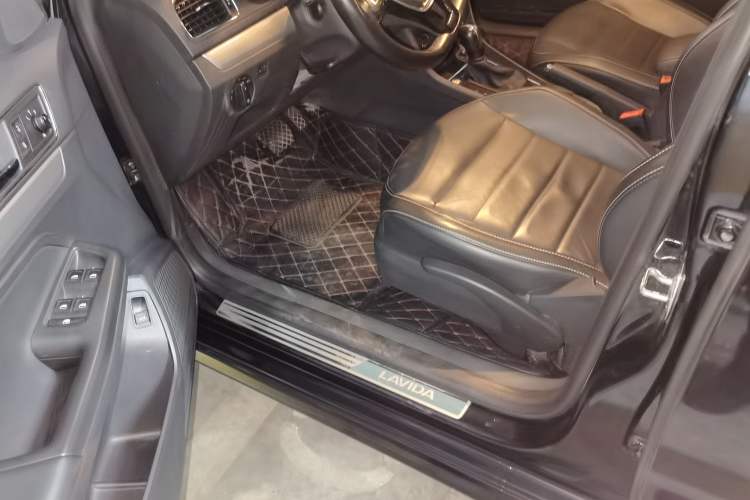 Used Volkswagen Lavida 2017 1.6L Automatic Comfort Edition
