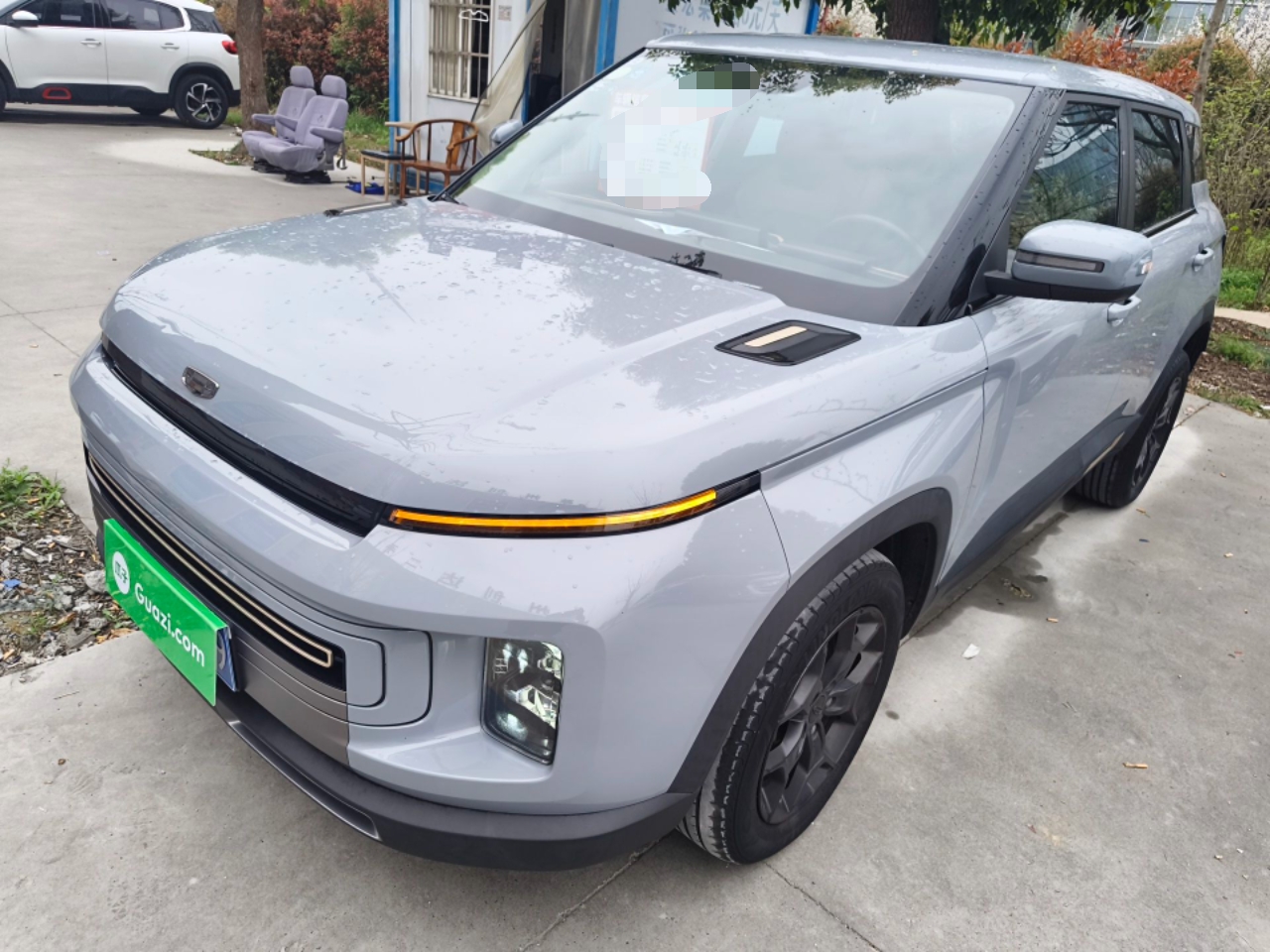 Под передней частью автомобиля