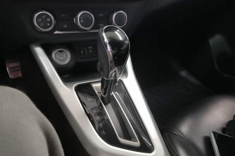 Used Nissan Lannia 2016 1.6L CVT Smart Cool Edition Gear Lever