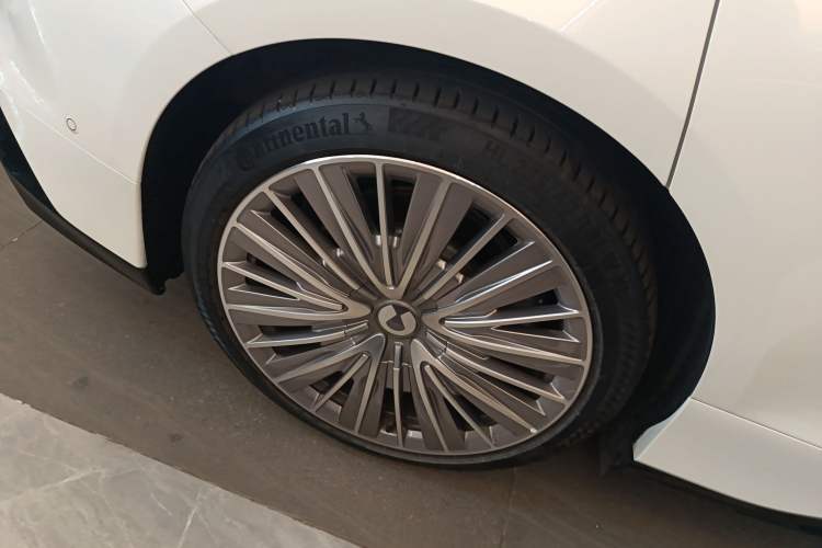 Used Denza Z9 2024 1100 km All-Wheel-Drive Ultra Version
