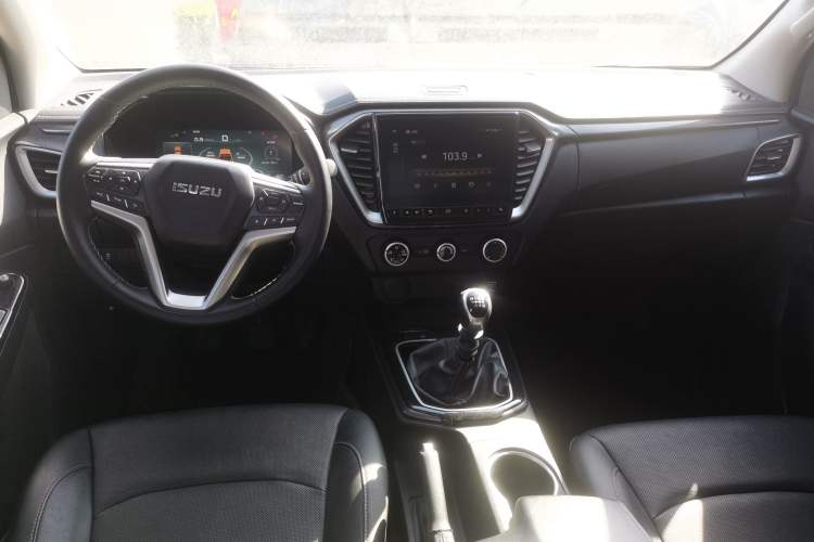 Used Isuzu D-MAX 2023 2.5T Manual Two-Wheel Drive Diesel Flagship Version with Long Wheelbase
