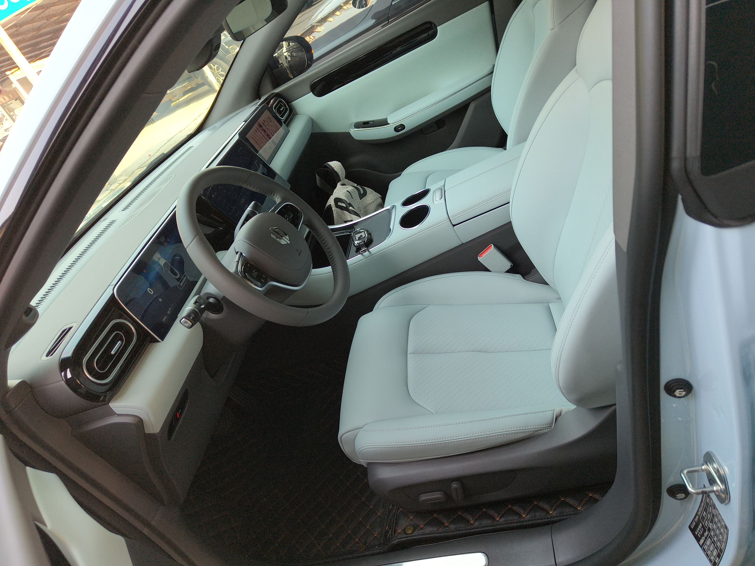 المقاعد الأمامية داخل السيارة