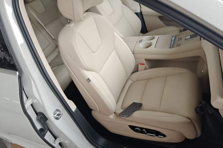 Used Hima AITO M5 2025 Extended-Range Ultra All-Wheel-Drive Version Right Front Seat