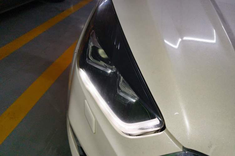 Used Ford Kuga 2017 EcoBoost 245 Four-Wheel-Drive Sport Model Right Front Headlight