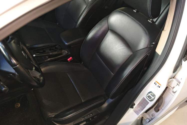 Used Suzuki Kizashi 2011 2.4L Two-Wheel Drive Luxury Navigation Edition
