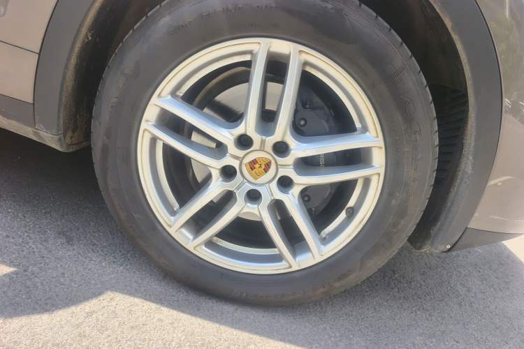 Used Porsche Cayenne 2015 Cayenne 3.0T Right Front Wheel Hub