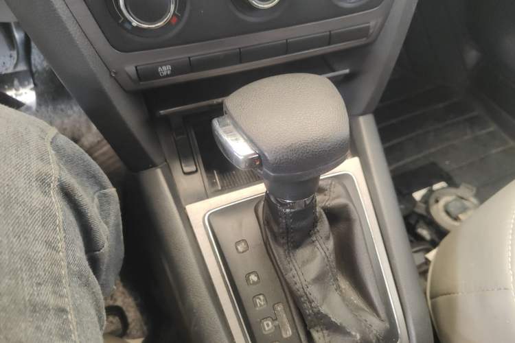 Used Skoda Octavia 2013 1.6L Automatic Elegance Edition Gear Lever