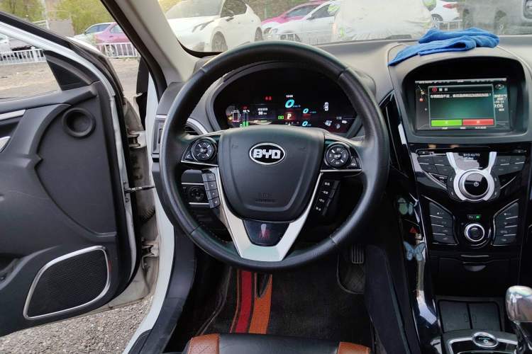 Used BYD Qin New Energy 2015 1.5T Dual-Crown Flagship Edition Steering Wheel