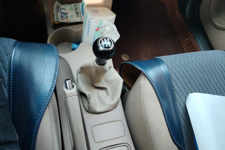 Used Kia Sportage 2013 2.0L Manual Two-Wheel Drive GL Trim Gear Lever