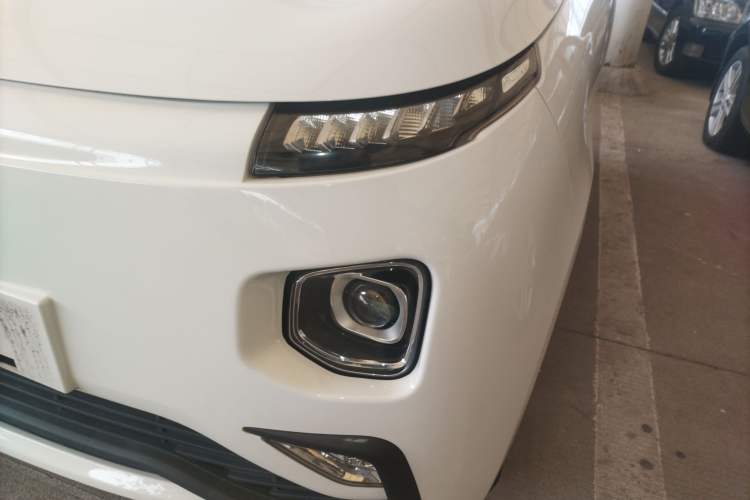 Used Brilliance Xinri i03A 2021 318 km 31.45 kWh Left Front Headlight