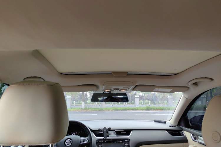 Used Skoda Octavia 2016 1.6L Manual Smart Drive Version Headliner