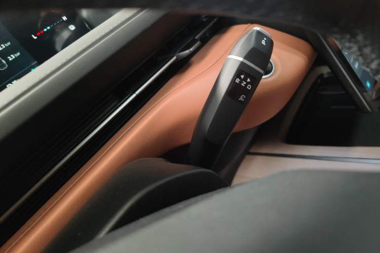 Used CHANGAN NEVO A05 2025 Truly Delicious Version 145 Excellence Edition Gear Lever