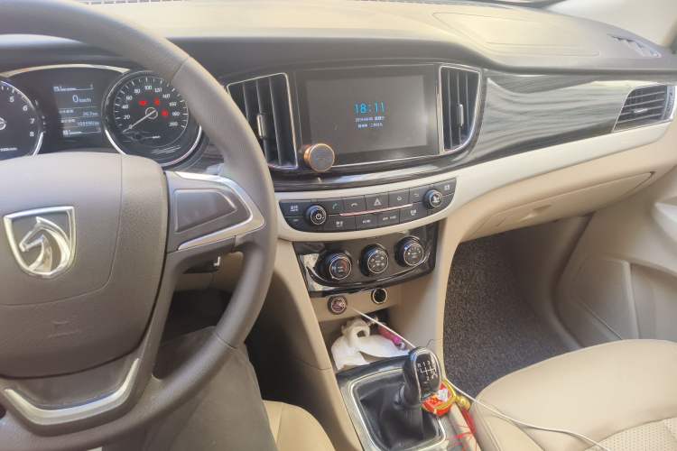 Used Baojun 730 2016 1.5T Manual Comfort Version 7 Seats Audio And AC Panel