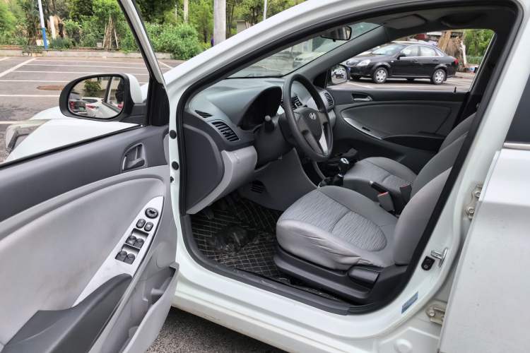 Used Hyundai Verna (older generation) 2014 1.4L Manual Smart GLS Trim Driver Seat