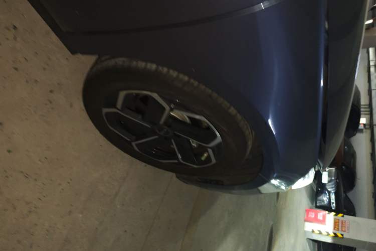 Used BYD Seal 06 New Energy 2024 DM-i 120KM Flagship Model Right Front Wheel Hub