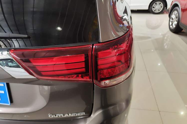 Used Mitsubishi Outlander 2019 2.0L Two-Wheel Drive Comfort Edition 7 Seats China V Emission Standard Exterior 3