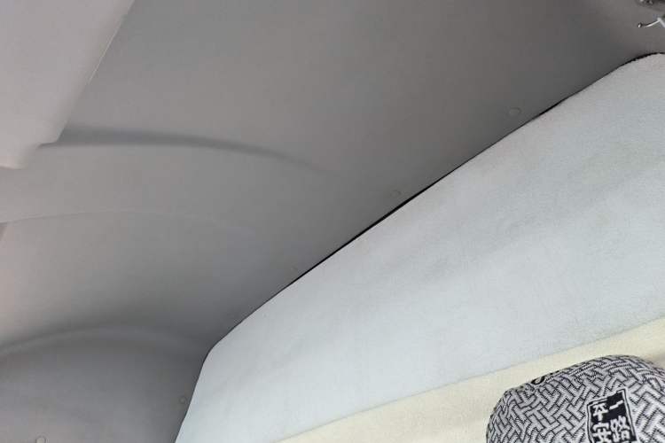 Used Iveco Daily 2023 2.5T V40 Van Long Wheelbase Mid-Roof Dual Tires Manual Doors 2-3 Seater
