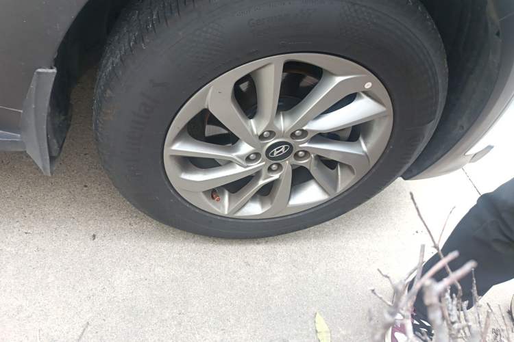 Used Hyundai Tucson 2018 1.6T Dual-Clutch Two-Wheel Drive 15th Anniversary Special Edition Right Front Wheel Hub
