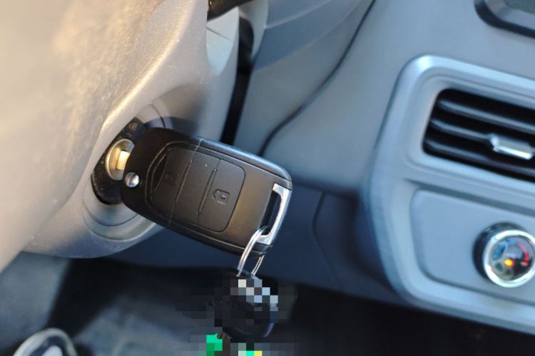 Used Wuling Yangguang 2024 300km Comfort-Grade Passenger Van 60kW
