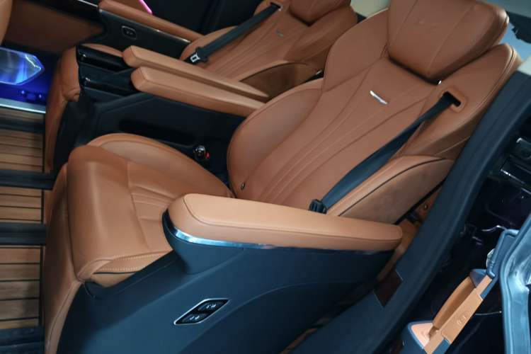 Used Hongqi HQ9 2023 2.0T Smart Connect Flagship Edition Left Rear Seat