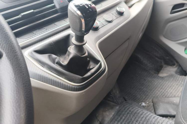 Used SAIC MAXUS Xintu V90 2020 2.0T Manual Yunjie Version Front-Wheel Drive with Single Rear Tire Short Wheelbase Mid-Height Design 6-Seater