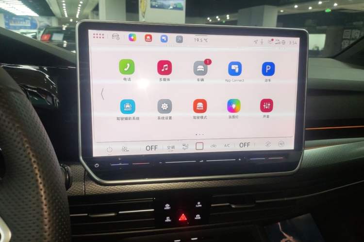 Used Volkswagen Golf 2025 Facelifted II 300TSI R-Line Audio And AC Panel