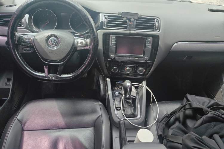 Used Volkswagen Sagitar 2017 1.6L Automatic Comfort Model Center Console