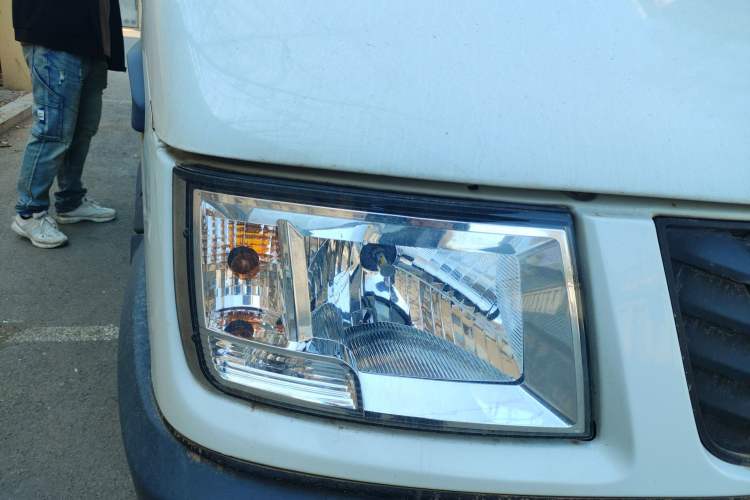 Used Iveco Daily 2021 2.5T A35 M1 Passenger Van 5-9 Seater Short Wheelbase Mid-Roof Design Dual Tires Side Sliding Door Right Front Headlight