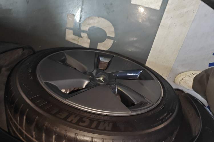 Used Tesla Model 3 2022 Rear-Wheel-Drive Version Left Front Wheel Hub