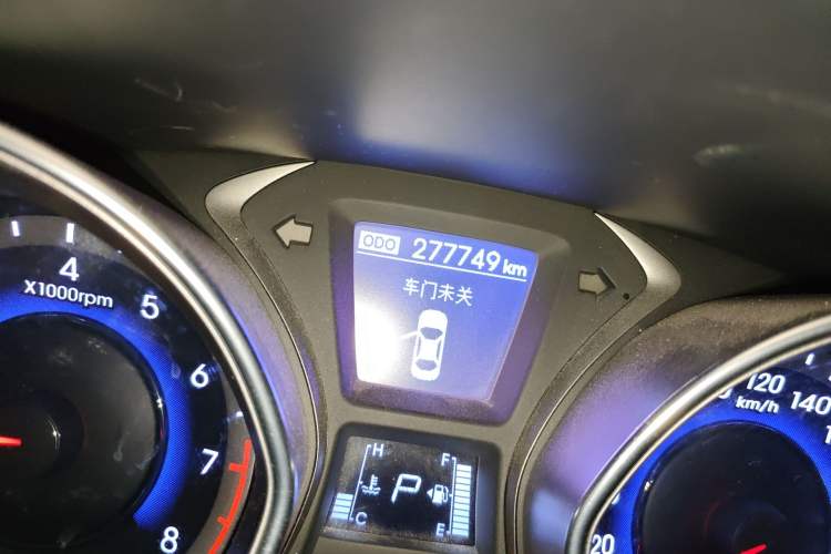 Used Hyundai Elantra (5th Generation / Langdong) 2016 1.6L Automatic Prestige Model Odometer Close Up