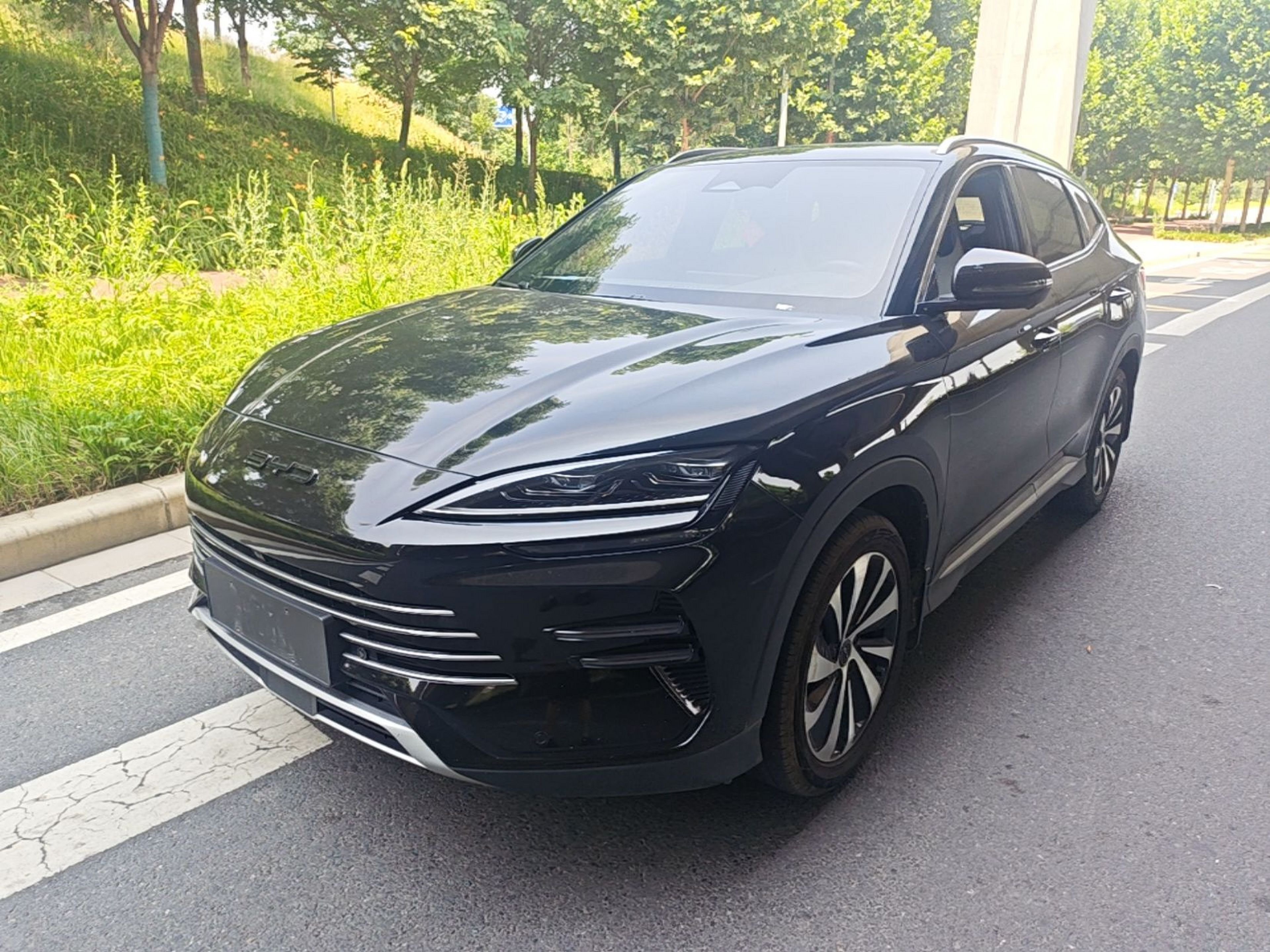 Под передней частью автомобиля