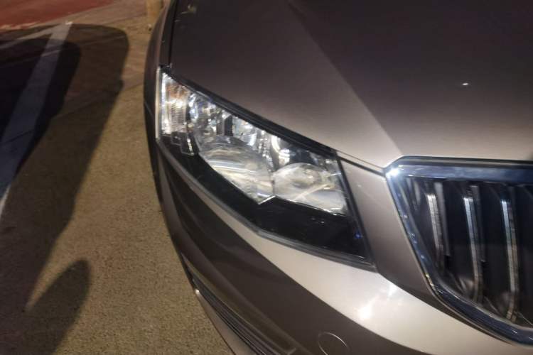 Used Skoda Octavia 2016 1.6L Automatic Smart Drive Edition Right Front Headlight
