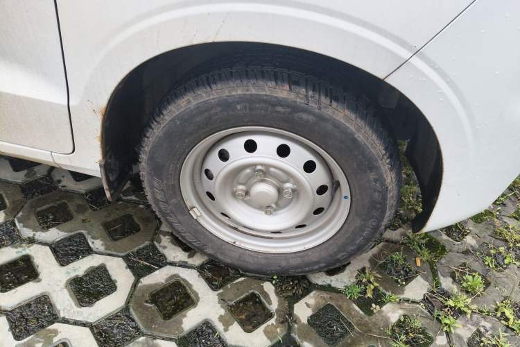 Used Wuling Hongguang V 2022 1.5L Jingqu Version Hydraulic Power Steering LAR Right Front Wheel Hub