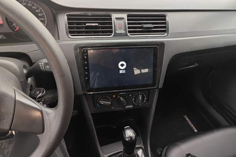 Used Volkswagen Santana 2015 1.6L Automatic Fashion Edition Audio And AC Panel