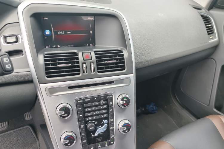 Used Volvo XC60 2017 T5 AWD Smart Upgrade Edition Audio And AC Panel