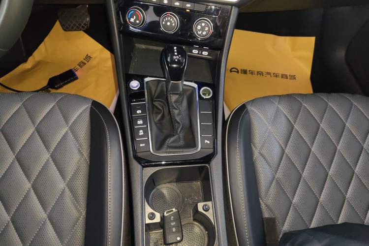 Used Volkswagen Sagitar 2023 300TSI DSG Excellence Edition Gear Lever